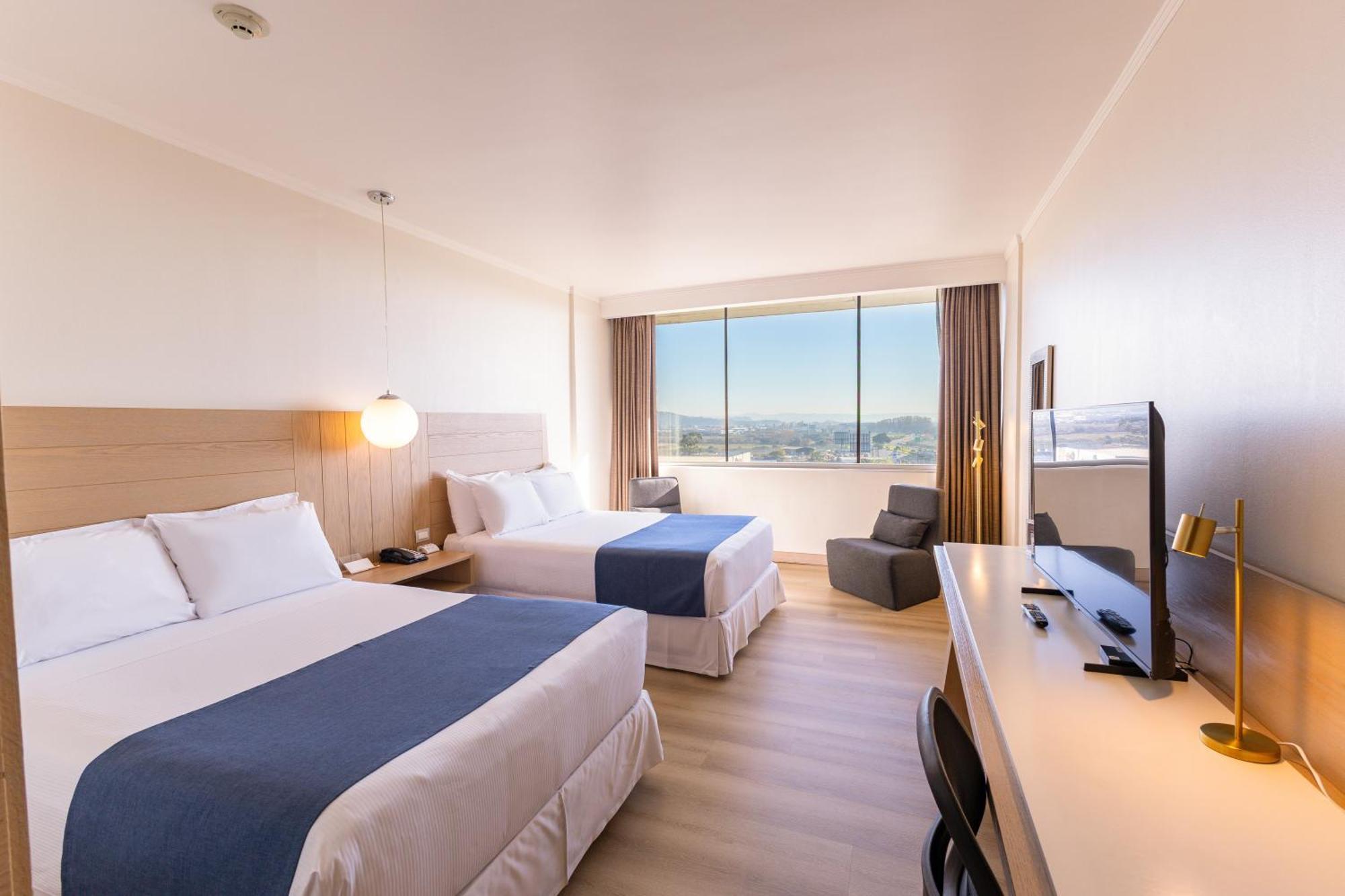 Habitación Estándar con vistas a la ciudad - 2 camas dobles - No fumadores